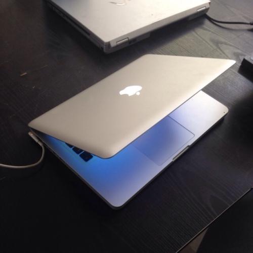 苹果笔记本电脑,九成新 图3